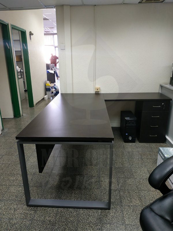 שולחן משרדי רגל חלון 160/70 עם רתומה וארגז מגירות