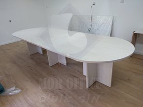 שולחן ישיבות לבן אובלי רגלי קרוס
