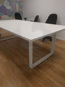 שולחן ישיבות לבן רגל מתכת חלון