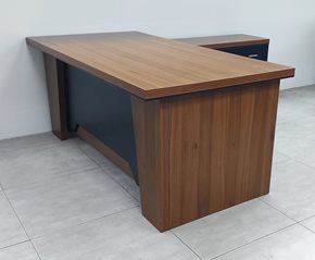 שולחן מנהל ,עם שלוחה, צבע אגוז בשילוב שחור