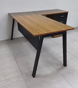 שולחן עבודה אגוז רגלי טרפז